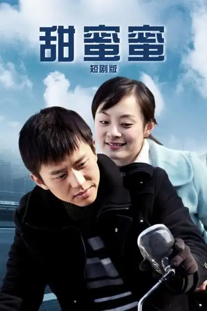 美术组工作台与手绘图纸的照片